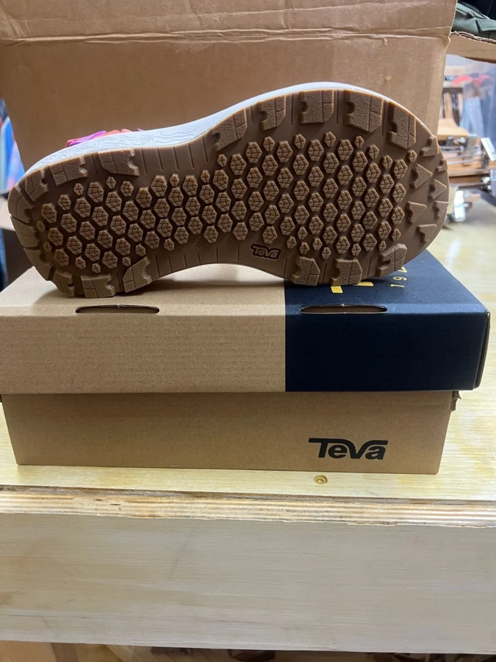 NWT Teva W’s Hydratrek Sandal- Coral/ Grey - Picture 2 of 3